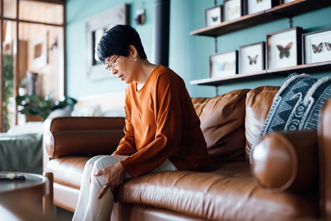A person sitting on a couch
AI-generated content may be incorrect.